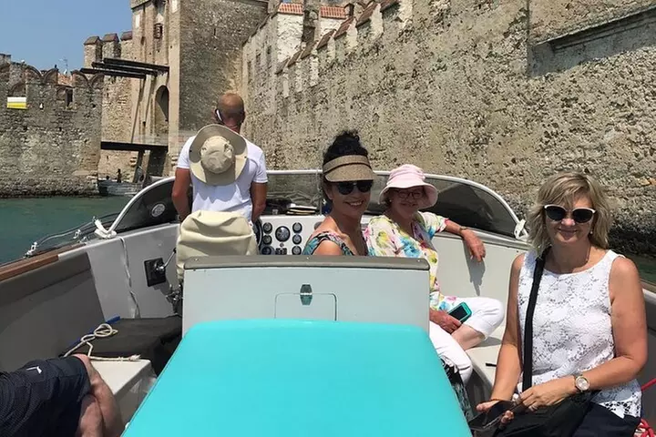Da Verona: tour privato di Sirmione, tra barca, vini e ottimo cibo - Primary Image