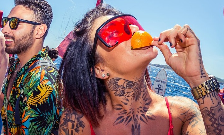 Image 29: Fiesta en barco Oceanbeat en Ibiza con todo incluido