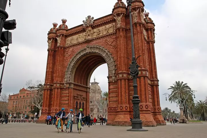 Visita guiada en bicicleta eléctrica por Barcelona con Montjuic Hill