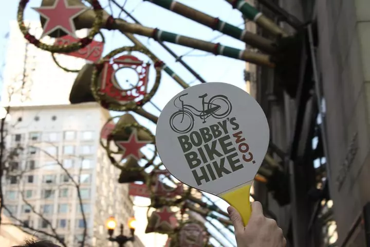 Chicago-Style Holiday Hike: Festive Food and Walking Tour