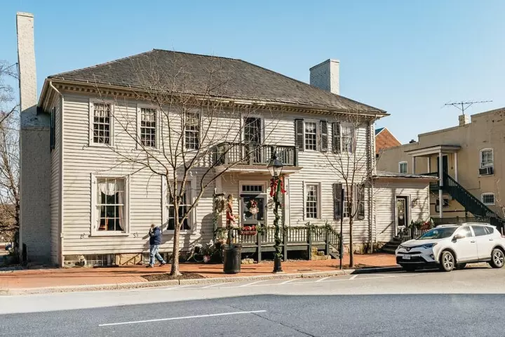 Ghosts of Fredericksburg, Virginia: A Self-Guided Walking Tour