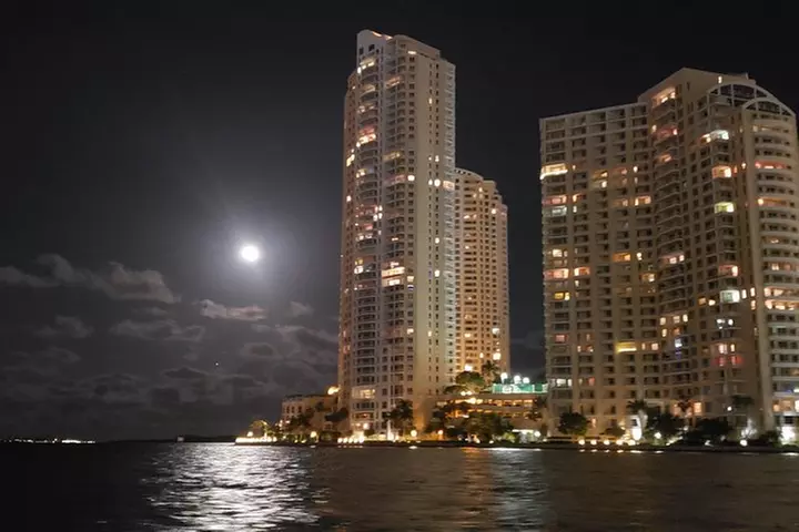 2 hrs Miami Private Boat Tour with Cooler, Ice, Bluetooth Stereo