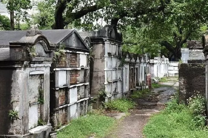 New Orleans Ghostly Galavants Tour: Shadows and Blue Orbs - Second Medium