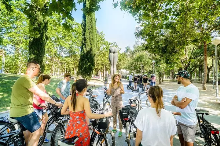 Excursión en bicicleta eléctrica a Barcelona con cata de vinos y tapas