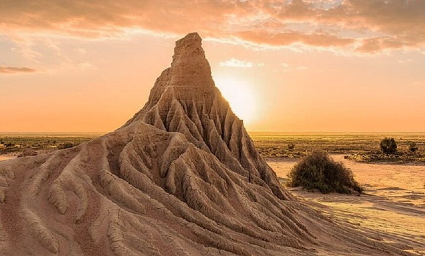 Image 2: Mungo National Park: Mungo Lunette Guided Tour