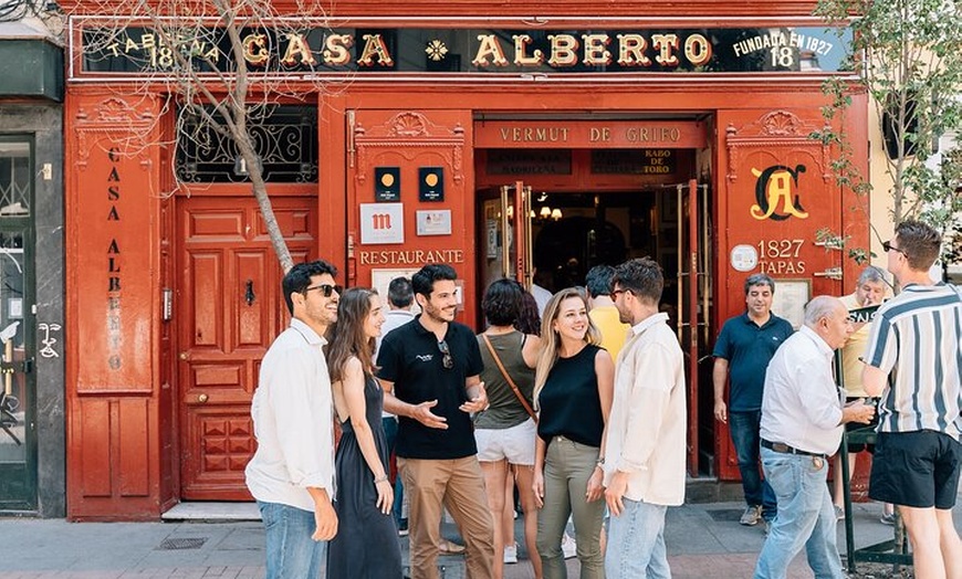 Image 3: Tour de Tapas Locales y Vino por Madrid con Copas desde una Azotea.