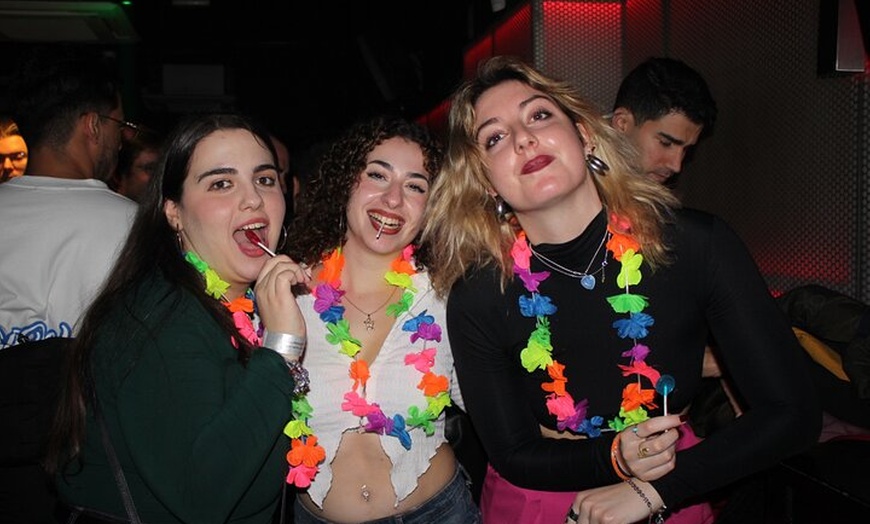 Image 17: Pubcrawl de Halloween en Madrid – Barra libre, chupitos y entrada V...