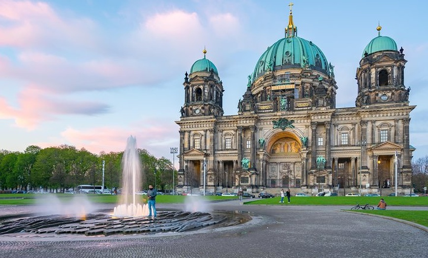 Image 5: Berlin Blitz mit dem Auto: 2-stündige Privattour mit dem Fahrzeug