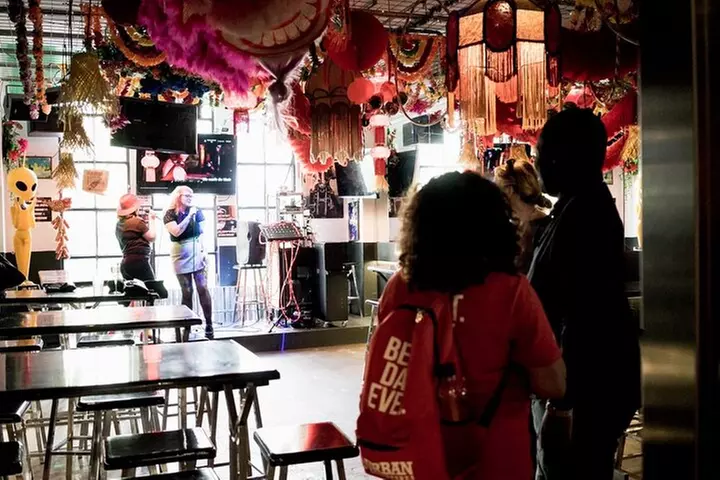 Melbourne History Walk with Bar Stops & Local Stories