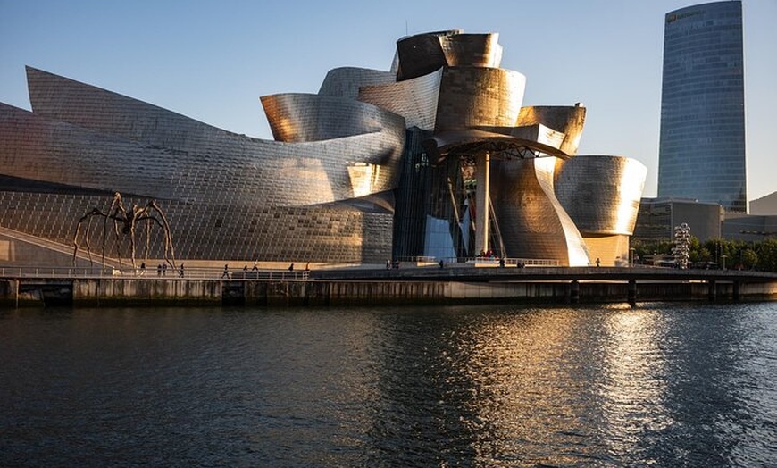 Image 4: Visita guiada privada a pie por Bilbao