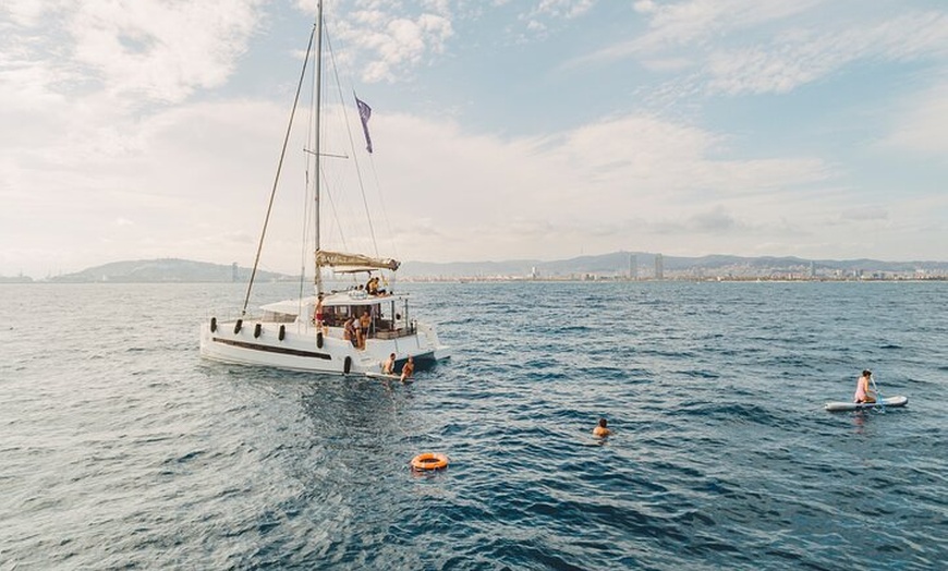 Image 7: Catamarán de lujo para experiencias privadas en Barcelona