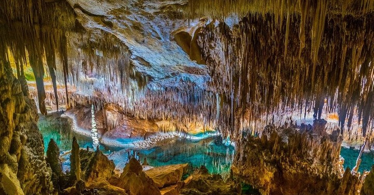 Aventura en cuevas de jamones en Palma de Mallorca