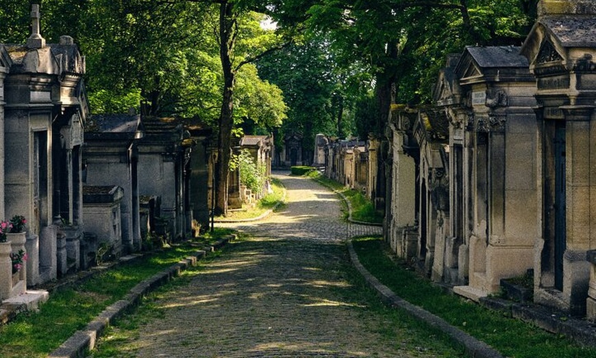Image 1: Visite du cimetière du Père Lachaise, contes des tombes et crêpes