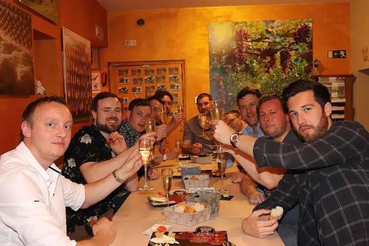 Tour en grupo pequeño de jamón ibérico y vino en Madrid