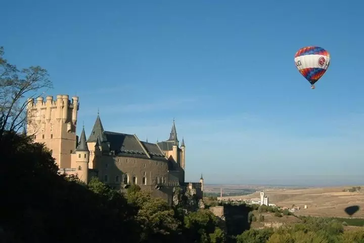 Segovia desde los cielos: Paseo en globo al amanecer