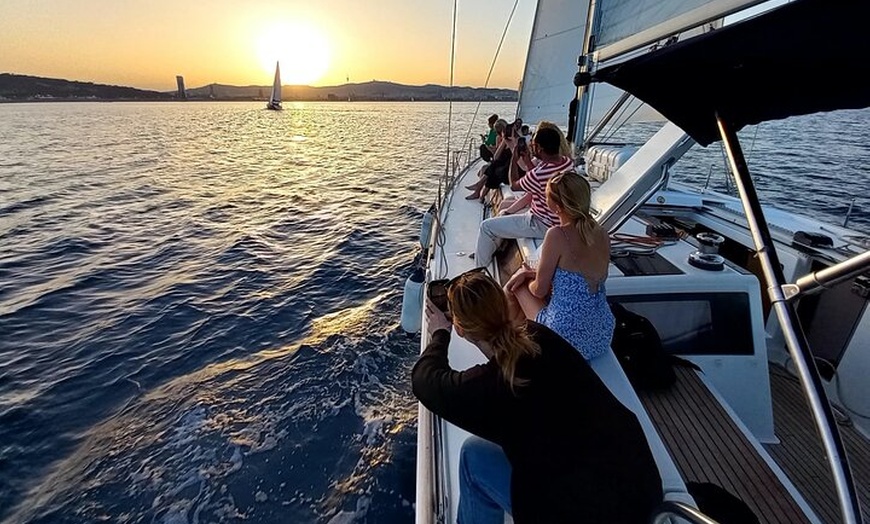 Image 1: Experiencia de navegación a vela al atardecer en velero compartido ...