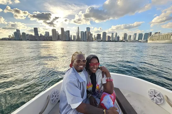2 hrs Miami Private Boat Tour with Cooler, Ice, Bluetooth Stereo