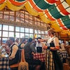 Image 9: Oktoberfest-Erlebnis in München: Spaß, Essen, Bier und Sitzplätze