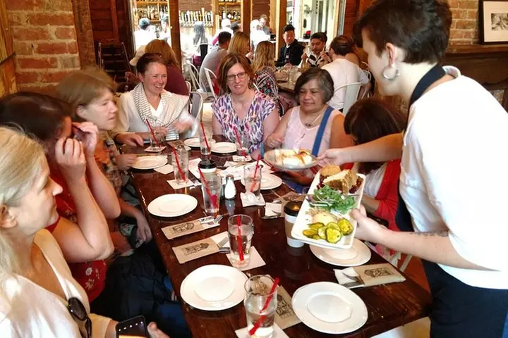 New Orleans Garden District Food, Drinks & History Walking Tour
