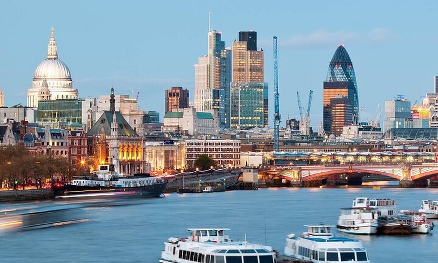 Image 1: Private Tour Tower of London and River Cruise with Entry