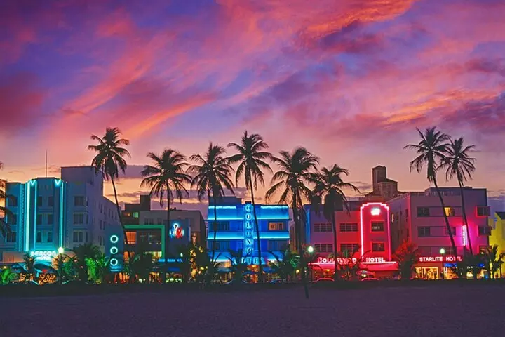 Award-winning Art Deco & Hidden Gems Walking Tour in Miami Beach