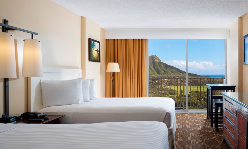 Image 4: ✈ HAWAII | Honolulu - The Twin Fin Hotel 4* - White-sand beach