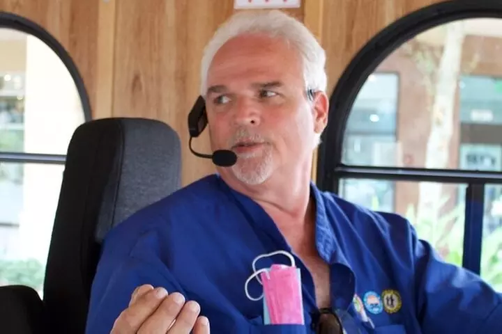 Guided Tour of Naples on a Vintage Trolley (Hop on - Hop off)