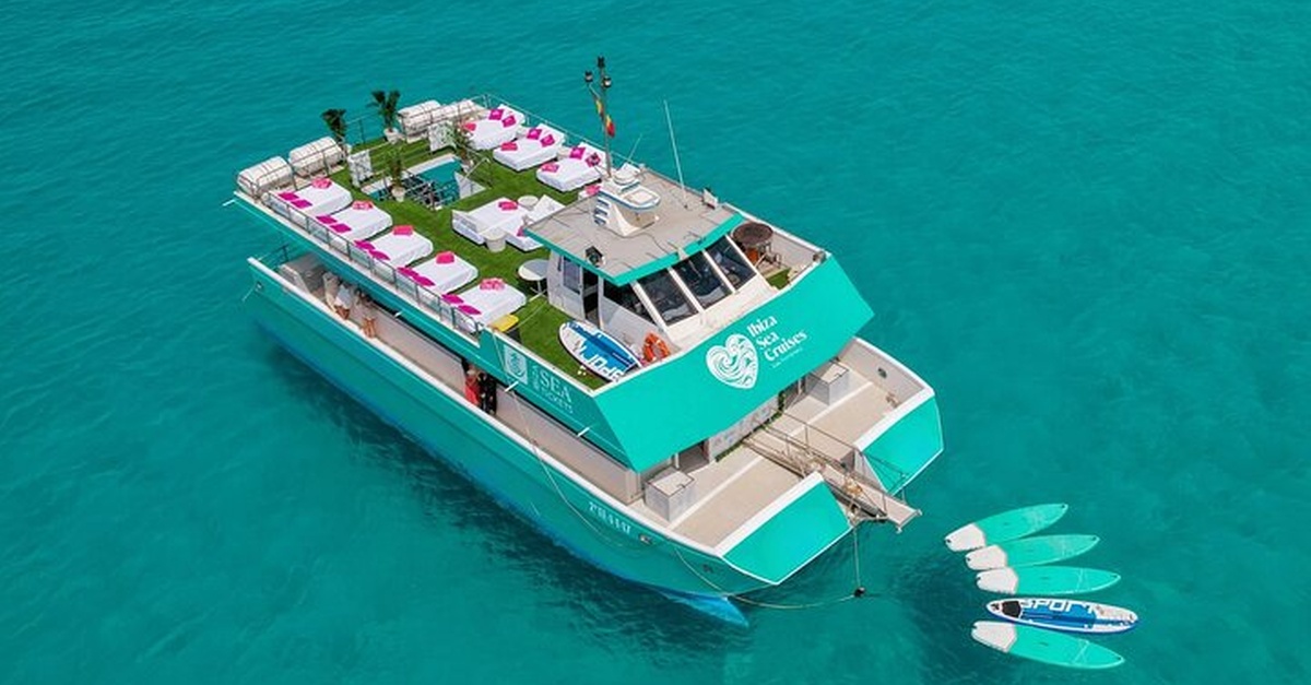 Crucero de Ibiza a Formentera con snorkel, paella y barra libre