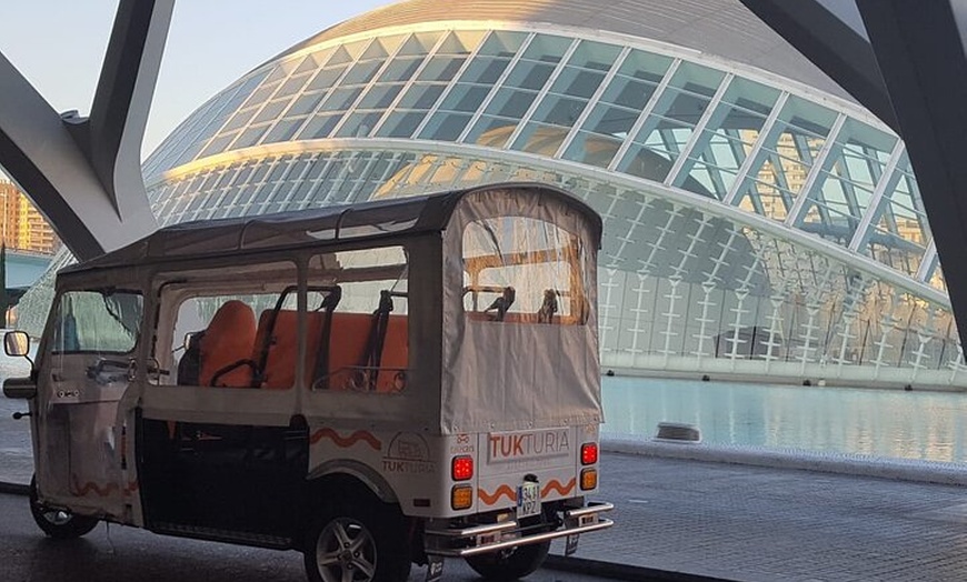 Image 9: Valencia: Tour Moderno en Tuk Tuk