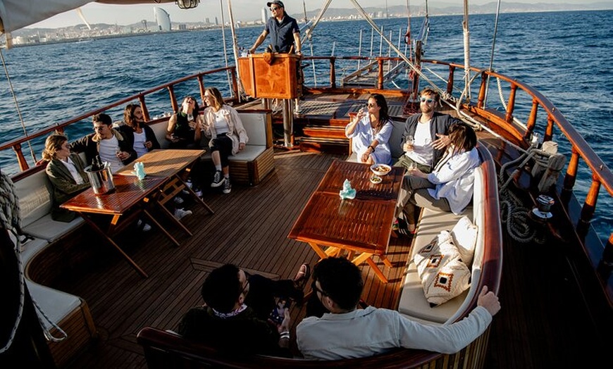 Image 10: Crucero en barco clásico: Experiencia de navegación en Barcelona