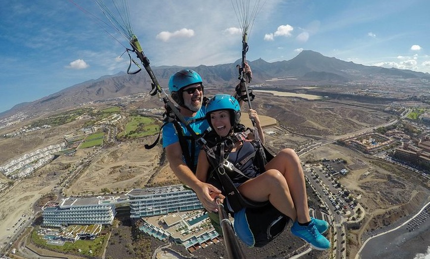 Image 12: Vuelo en tándem en parapente acrobático en la zona sur de Tenerife