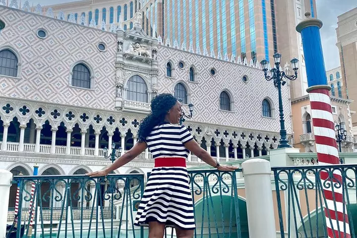 Las Vegas Walking Tour with Photo Taking - Second Medium