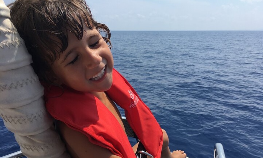 Image 10: Excursión de 2 horas de experiencia de navegación en Barcelona