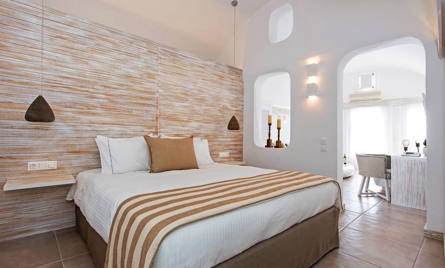 Image 11: ✈ SANTORIN | Fira - Athina Luxury Suites 5* - Vue panoramique
