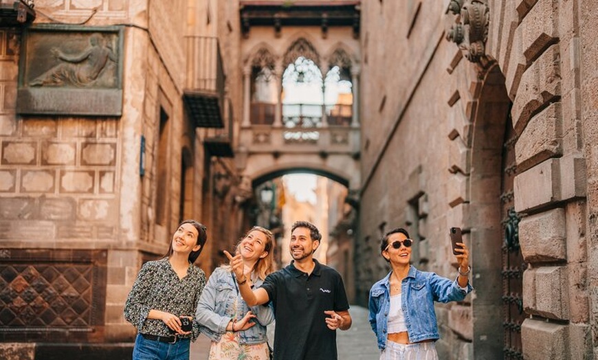 Image 2: Tour a pie en helicóptero, velero y casco antiguo de Barcelona