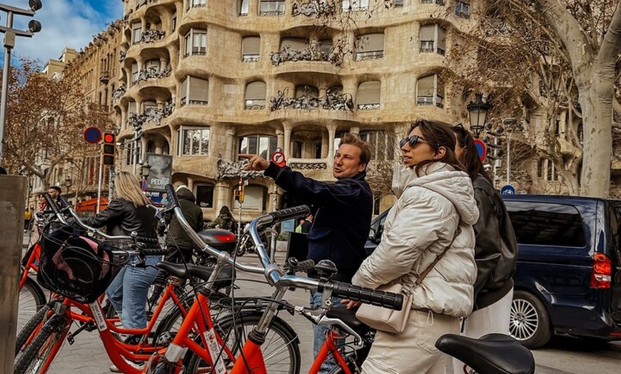 Image 3: Barcelona: Recorrido en bicicleta o eBike, lugares de interés y pun...