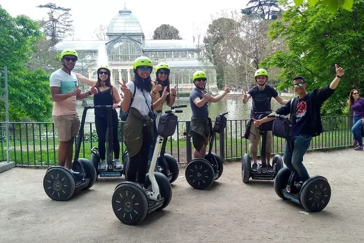 Pasea por el famoso Parque del Retiro en Segway