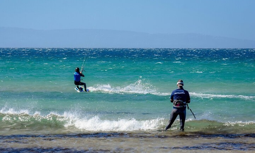 Image 10: Clases de kitesurf en Tarifa - Clases semi-privadas para todos los ...
