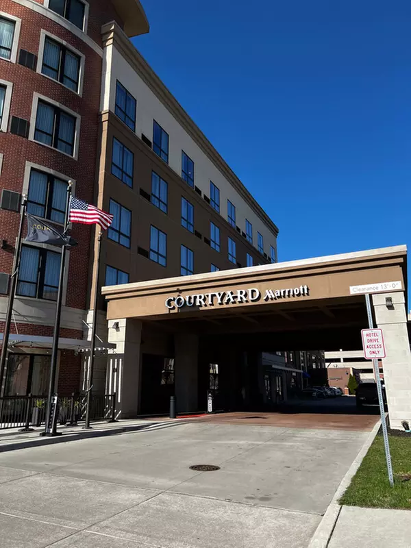 Parking at Courtyard Marriott South Bend Lot - Valet