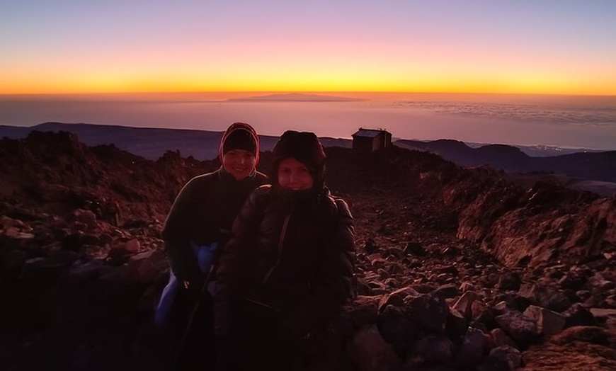 Image 27: Caminata nocturna a la Cumbre del Teide para el amanecer y la sombr...