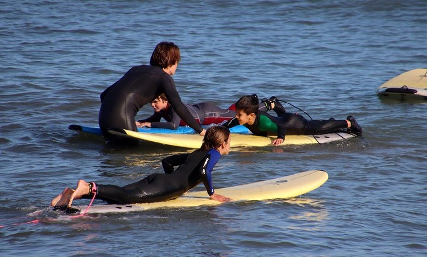 Image 7: Lección de surf en la playa de valencia.