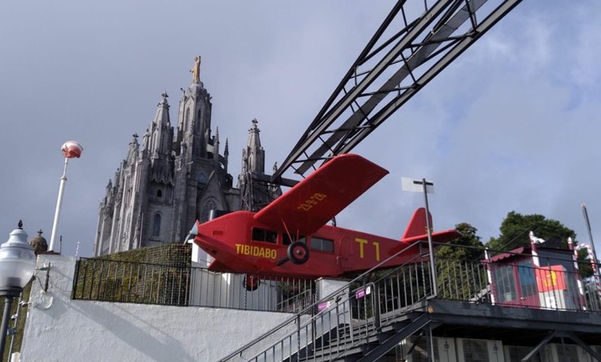 Image 2: Recorrido privado personalizado por la ciudad de Barcelona de día c...