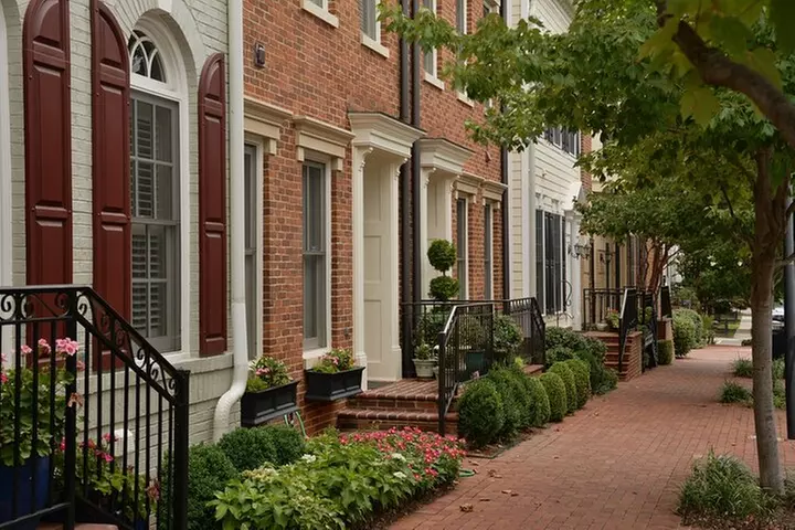 Old Town Alexandria in a Day with Round Trip Ferry Cruise