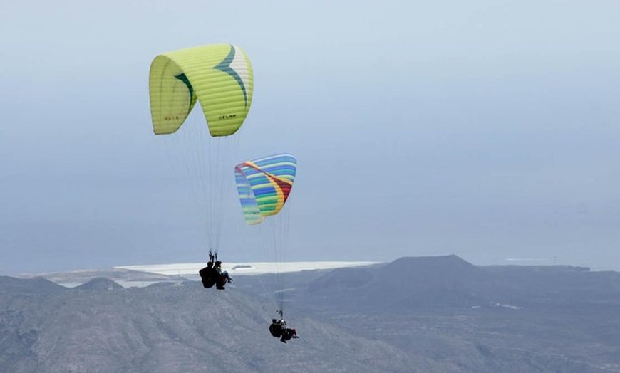 Image 1: Experiencia épica de parapente en Tenerife con el equipo campeón de...