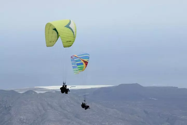 Experiencia épica de parapente en Tenerife con el equipo campeón de...