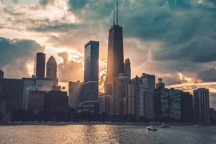 Chicago 4-Hour Sightseeing Transfer by Luxury SUV