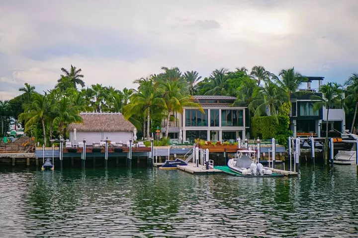 Miami and Bayside 90 min Cruise of Celebrity Islands
