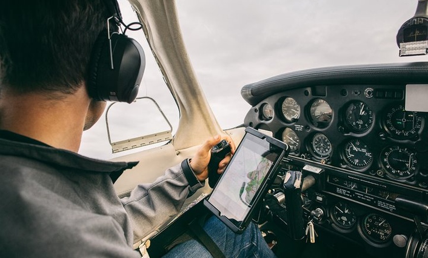 Image 4: Survolez les côtes sacrées de Normandie à bord d'un avion privé