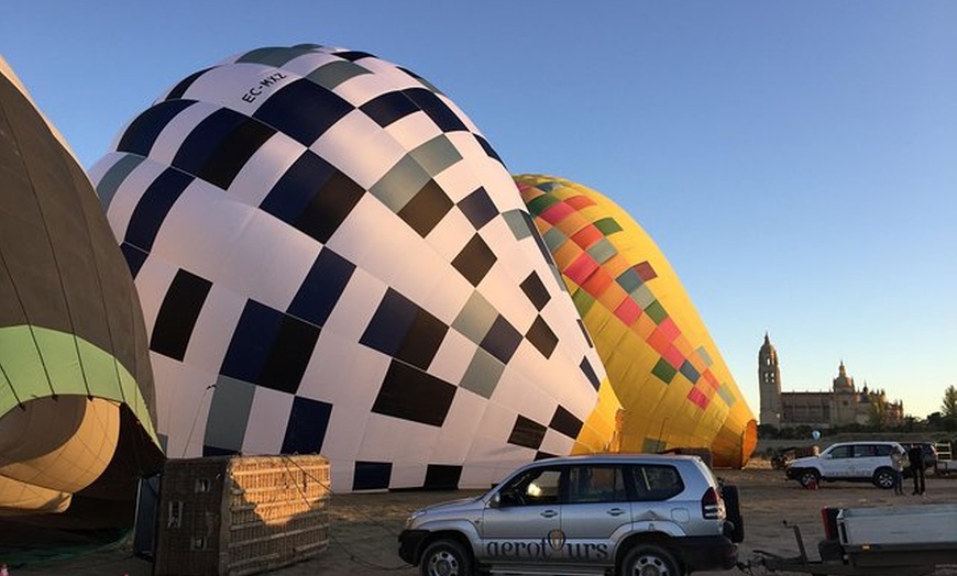 Image 4: Paseo en globo aerostático sobre Segovia con transporte opcional de...