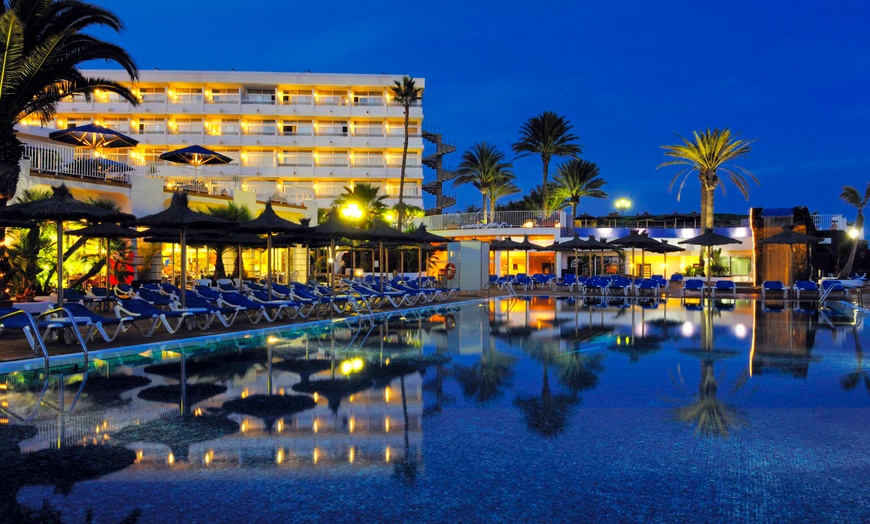 Image 2: ✈ LANZAROTE | Puerto del Carmen - VIK Hotel San Antonio 4* - Bord d...